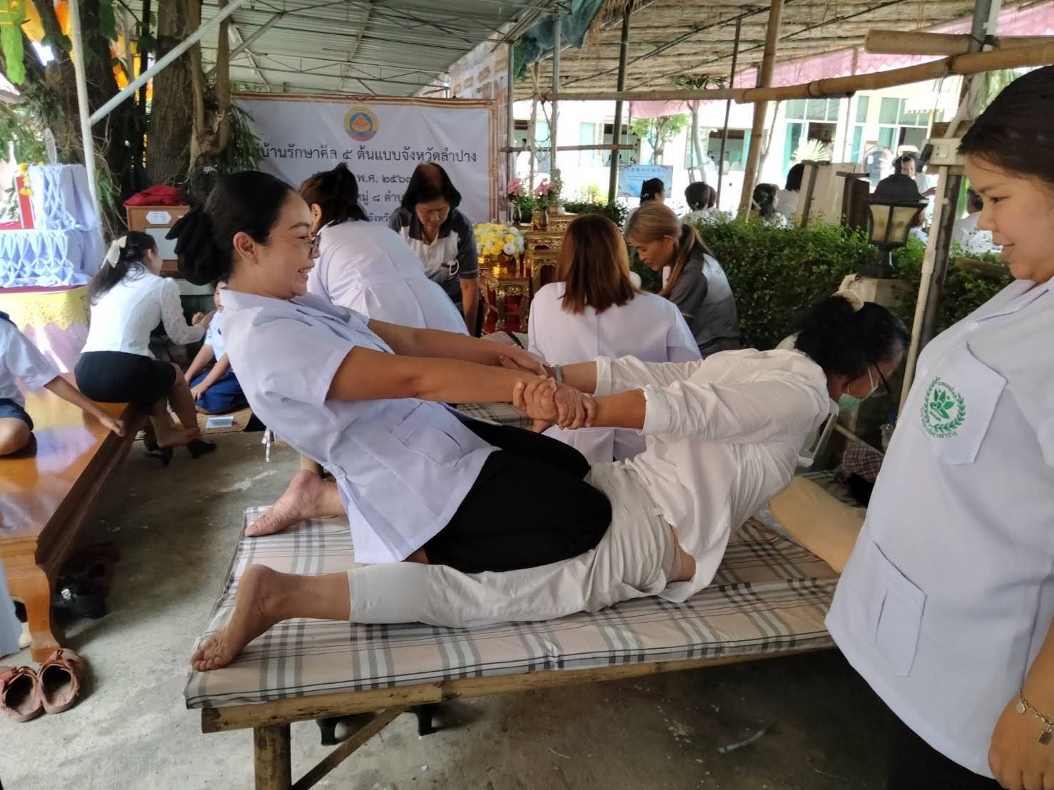 สาขาวิชานวดไทย ออกหน่วยบริการวิชาชีพด้านการนวดไทยแก่ประชาชน ณ วัดทุ่งกล้วยโพธาราม จังหวัดลำปาง